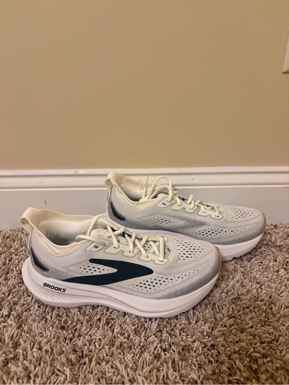 Women’s Brooks Glycerin 23 - White/Black - Picture 4 of 9